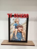 Marco simple personalizado con palabra en relieve