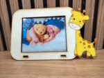 “Marco de fotos bebé con jirafa personalizado mostrando un recuerdo especial en habitación infantil”