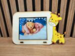 “Marco de fotos bebé con jirafa personalizado mostrando un recuerdo especial en habitación infantil”
