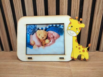 “Marco de fotos bebé con jirafa personalizado mostrando un recuerdo especial en habitación infantil”