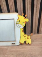 “Marco de fotos bebé con jirafa personalizado mostrando un recuerdo especial en habitación infantil”