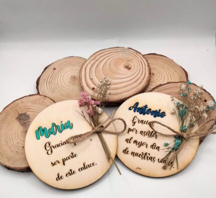 Imanes marcasitios de madera personalizados para boda con nombres grabados