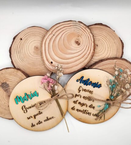 Imanes marcasitios de madera personalizados para boda con nombres grabados
