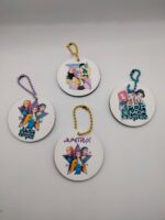 Llavero K-pop con diseño inspirado en idols, ideal para fans y stans.