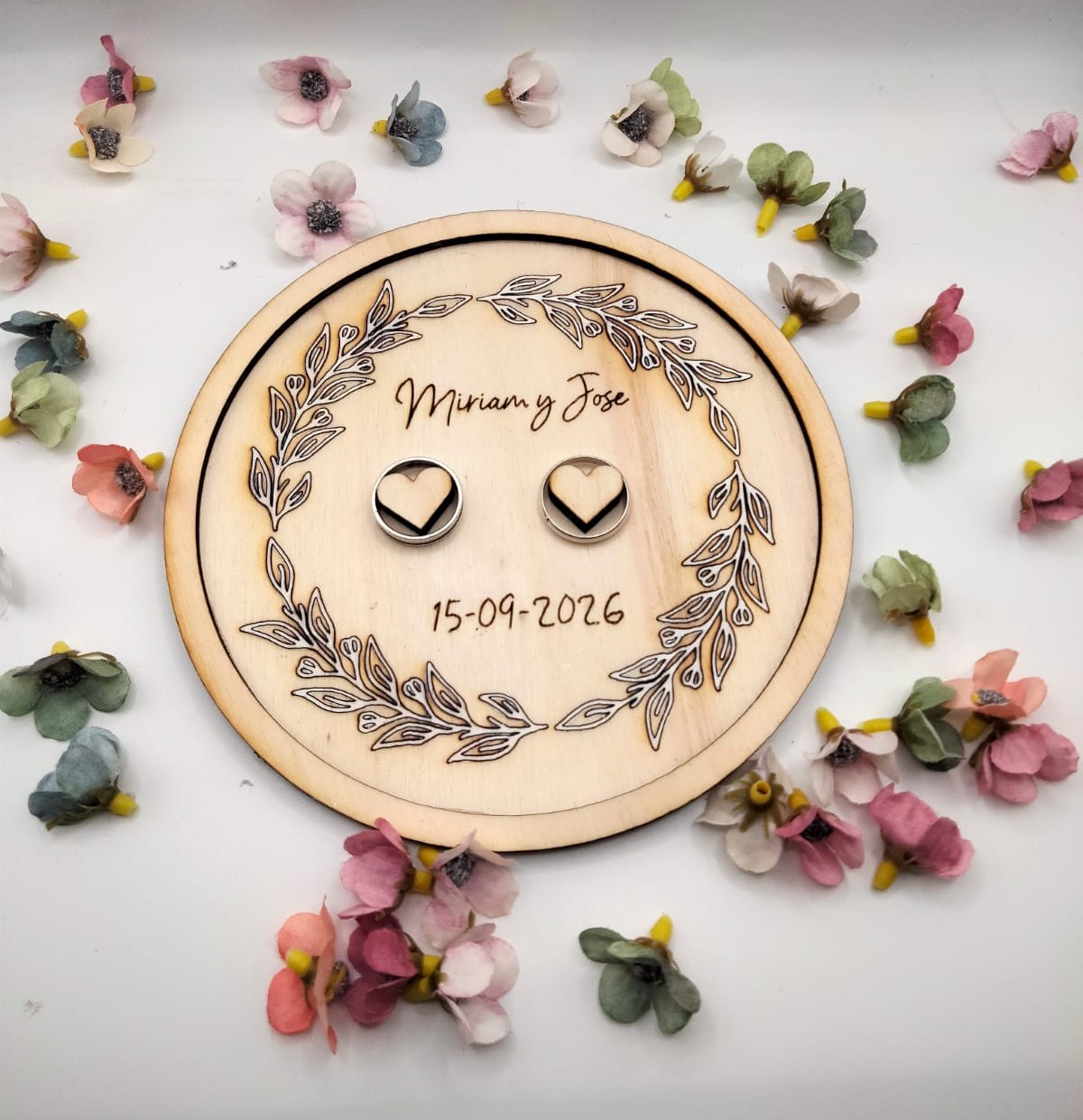 WhatsApp Image 2026-01-16 at 20.07.57 (1) Porta alianzas redondo de madera personalizado con nombres