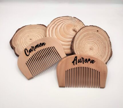 Peine de madera personalizado con nombre, un detalle original y natural para regalar a tus invitados