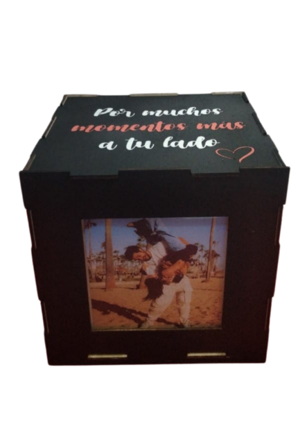 Cubo de madera portafotos personalizado con fotos de pareja y frase romántica grabada