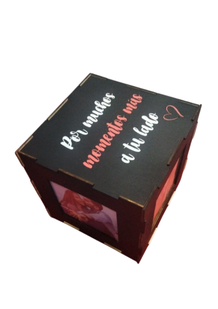 Cubo de madera portafotos personalizado con fotos de pareja y frase romántica grabada