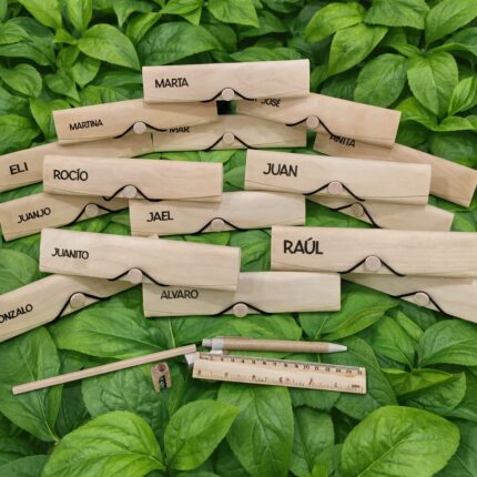 Estuche de madera personalizado con nombre grabado, incluye lápiz, regla y accesorios escolares, regalo ideal para comunión o inicio de curso.