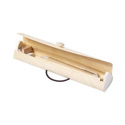 Estuche de madera personalizado con nombre grabado, incluye lápiz, regla y accesorios escolares, regalo ideal para comunión o inicio de curso.